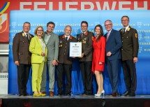 Landesfeuerwehrkommandant Dietmar Fahrafellner, Landeshauptfrau Johanna Mikl-Leitner, LH-Stellvertreter Stephan Pernkopf und stv. Landesfeuerwehrkommandant Martin Boyer überreichen die Jubiläumsurkunde zum 140-jährigen Bestehen an die FF Pernegg.