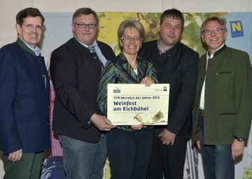 Bild von links nach rechts: Professor Christoph Madl, MAS - Geschäftsführer der Niederösterreich-Werbung, Obmann der Buschenschankgemeinschaft Krustetten Christoph Fink, Tourismus-Landesrätin Dr. Petra Bohuslav, Leopold Müller - Obmann-Stv. der Buschenschankgemeinschaft Krustetten und Bürgermeister Leopold Prohaska.