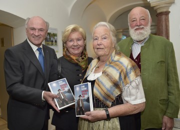 Buchpräsentation von \"Das Glück liegt so nah\" im \"Haus der Regionen\" in Krems: Landeshauptmann Dr. Erwin Pröll, Elisabeth Pröll, Heli Forcher und Sepp Forcher. (v.l.n.r.)