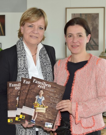 Landesrätin Mag. Barbara Schwarz und Mag. Barbara Trettler (Geschäftsführerin der NÖ Familienland GmbH, Redaktionsleitung) mit der aktuellen Ausgabe der „Familienzeit“.