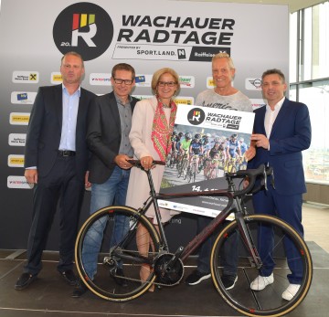 20 Jahre Wachauer Radtage: Bernhard Rassinger, Franz Stocher, Landeshauptfrau Johanna Mikl-Leitner, Didi Thurau und Hans Holzer (von links nach rechts).