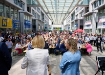 „Heute spürt man die Motivation, den Zusammenhalt, die Schlagkraft unseres Landesdienstes und unser Miteinander - dafür herzlichen Dank“, begrüßte Landeshauptfrau Johanna Mikl-Leitner die rund 3.000 Landesbediensteten am Fest.