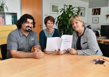 NÖ Fachteam zur Begleitung von Flüchtlingskindern: der Interkulturelle Mitarbeiter Mag. Oguz Berk und Sonderkindergartenpädagogin Mag. Sonja Dangl mit Landesrätin Mag. Barbara Schwarz. (v.l.n.r.)