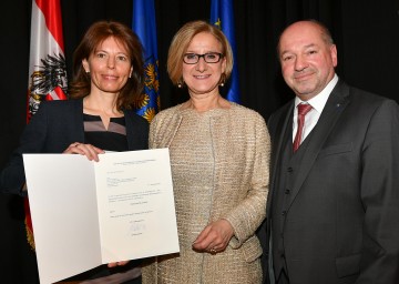 Amtsübergabe an der Bezirkshauptmannschaft Baden: Landeshauptfrau Johanna Mikl-Leitner (Mitte) mit der neuen Bezirkshauptfrau Verena Sonnleitner (links) und dem bisherigen Bezirkshauptmann Heinz Zimper (rechts)