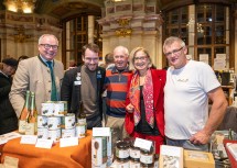 LH-Stellvertreter Stephan Pernkopf, Andreas Onea (v.l.) und Landeshauptfrau Johanna Mikl-Leitner beim Stand von Hanfland in Hanfthal bei Laa.