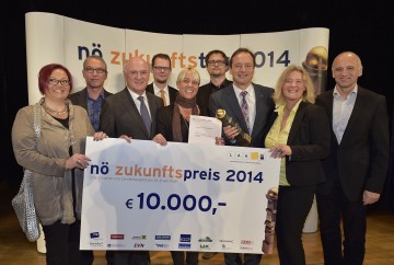 Landeshauptmann Dr. Erwin Pröll überreichte den NÖ Zukunftspreis 2014 an das Team des Gewinnerprojekts „Unternehmen entdecken – jugendgerechte Betriebsbesichtigungen“ vom Regionalverband NÖ-Mitte, von der Fachhochschule St. Pölten und von der NÖ Forschungs- und Bildungsges.m.b.H. (NFB) in der Kategorie „Talente und Begabungen“.