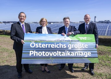 Flughafen-Vorstand Günther Ofner, Landeshauptfrau Johanna Mikl-Leitner, Wiens Bürgermeister Michael Ludwig und Flughafen-Vorstand Julian Jäger nahmen die PV-Anlage am Flughafen-Gelände in Betrieb (v.l.n.r.).