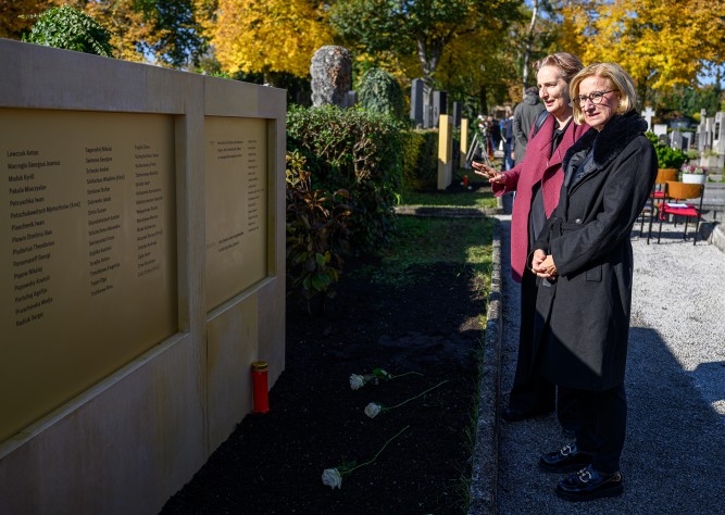 Gedenkveranstaltung bei neuer Grabstätte für 261 Kriegsopfer der Jahre 1940 bis 1945 in St. Pölten