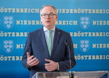 „Parkplätze mit Photovoltaik zu überdachen ist eine sinnvolle Doppelnutzung, statt wertvolle Äcker zu versiegeln“, sagt LH-Stv. Pernkopf.