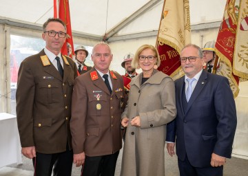 Martin Boyer vom Landesfeuerwehrverband, Feuerwehrkommandant Norbert Gesperger, Landeshauptfrau Johanna Mikl-Leitner und Bürgermeister Leopold Zwickelstorfer (v.l.n.r.) 