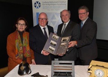 Den Startschuss zur Sammelaktion für das „Haus der Geschichte“ gaben Dr. Brigitte Schlögl, Geschäftsführerin des Landesmuseum Niederösterreich, Univ.-Prof. Dr. Stefan Karner, Leiter des wissenschaftlichen Beirates und Leiter des Ludwig Boltzmann-Instituts für Kriegsfolgen-Forschung, Landeshauptmann Dr. Erwin Pröll und Mag. Hermann Dikowitsch, Leiter der Gruppe Kultur, Wissenschaft und Unterricht im Amt der NÖ Landesregierung. (v.l.n.r.)