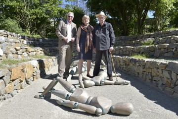 Skulptur \"Dead End\" im Museumsgarten des Landesmuseums Niederösterreich eröffnet: Direktor Mag. Carl Aigner, Landesrätin Mag. Barbara Schwarz und Künstler Daniel Spoerri. (v.l.n.r.)