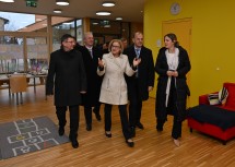 Im Anschluss an die Eröffnung freute sich Landeshauptfrau Johanna Mikl-Leitner über eine Führung durch die neue Volksschule Götzendorf.