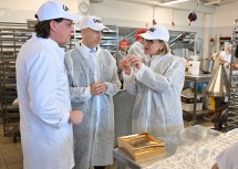 (v.r.) Landeshauptfrau Johanna Mikl-Leitner, Bundesminister Martin Kocher und Gerald Geier im Gespräch während der Betriebsführung durch die Produktionsstätte der Bäckerei Geier in Markgrafneusiedl.