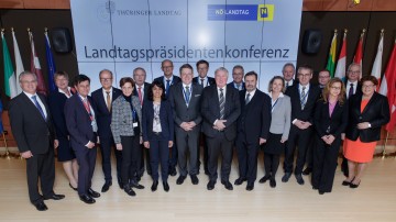 Niederösterreichs Landtagspräsident Hans Penz (5.v.r.) mit weiteren Teilnehmern an der Landtagspräsidentenkonferenz in Brüssel.
