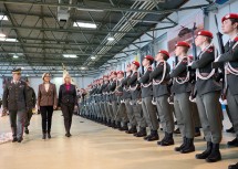 (v.l.) Generalstabschef Rudolf Striedinger, Landeshauptfrau Johanna Mikl-Leitner und Bundesministerin Klaudia Tanner beim „Abschreiten der Front.“