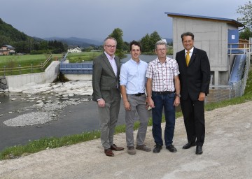 LH-Stellvertreter Stephan Pernkopf, Thomas und Franz Zöchling und NÖ Volksbank-Vorstandsdirektor Rainer Kuhnle vor dem Wasserkraftwerk „Husarenmühle“ in Kropfsdorf. (v.l.n.r.)