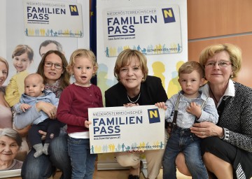 Anna und Mama Irene Priesching, Familien-Landesrätin Mag. Barbara Schwarz mit Anton und Oma Christine Keiblinger mit Cousin Max bei der Übergabe des NÖ Familienpasses, der mit dem erweiterten Bezieherkreis nun von all jenen Personen beantragt werden kann, die mit Kindern gerne etwas unternehmen. (v.l.n.r.)