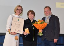 Landeshauptfrau Johanna Mikl-Leitner, die Geehrte Alessandra Comini und Laudator Christian Bauer (von links nach rechts).