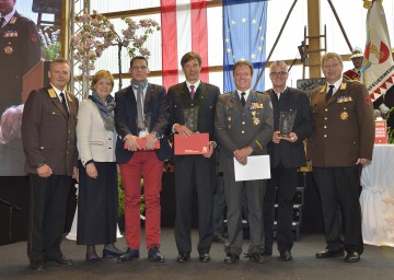 Verleihung der Florianiplaketten des NÖ Landesfeuerwehrverbandes: Landesfeuerwehrkommandant Dietmar Fahrafellner, MSc, Landesrätin Mag. Barbara Schwarz, Joachim Lielacher, Thomas Sykora, Mag. Werner Kraut, Wolfram Pirchner und Landesfeuerwehrkommandant-Stellvertreter Armin Blutsch. (v.l.n.r.)