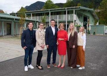 Bei der Eröffnung des neuen Kindergartens sowie des neuen Ärztehauses in Payerbach (v.l.): Gemeindearzt Dr. Thomas Gössinger, Kindergartenleiterin Pamela Gerhardus, Bürgermeister Jochen Bous, Landeshauptfrau Johanna Mikl-Leitner, Zahnärztin Dr. Alecsandra Moldovan und Architektin Johanna Aufner.