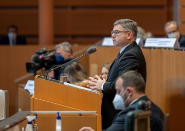 LR Ludwig Schleritzko bei der Budgetrede.