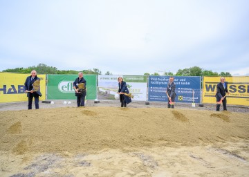 Efko-Unternehmensgruppe: Großinvestition in Guntramsdorf im Bezirk Mödling. Bezirkshauptmann Phillip Enzinger, Bürgermeister Robert Weber, Landeshauptfrau Johanna Mikl-Leitner und die Geschäftsführer Klaus Hraby und Manfred Rotheneder (v.l.n.r.)  