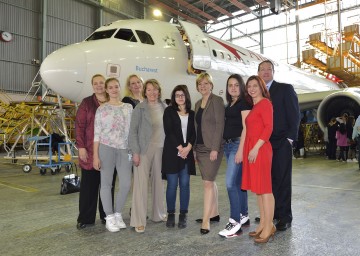 Girls\' Day 2015 bei der AUA in Schwechat. Die Mädchen der 4. Klasse der NMS Schwechat-Rannersdorf lernen technische Berufe kennen. Im Bild von links nach rechts: Mag. Marion Carmann, stv. Landesgeschäftsführerin AMS NÖ,  Mag. Michaela Roither, Geschäftsführerin der Industriellenvereinigung Niederösterreich, Sonja Zwazl, Präsidentin der Wirtschaftskammer Niederösterreich, Landesrätin Mag. Barbara Schwarz, Mag. Sabine Mlnarsky-Bständig, Personalchefin bei den Austrian Airlines, Mag. Thomas Hrastnik, Geschäftsführer VWG Wien, NÖ.