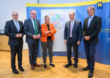 Stellten die Regionalen Leitplanungen vor (von links): Gruppenleiter Werner Pracherstorfer (Abteilung Raumordnung und Gesamtverkehrsangelegenheiten), LH-Stellvertreter Stephan Pernkopf, Univ. Prof. Sibylla Zech (TU Wien), NÖ Gemeindebund Präsident Johannes Pressl und Präsident Thomas Knoll (Österreichische Gesellschaft für Landschaftsarchitektur).