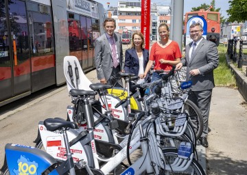 Im Bild von links nach rechts: Stadtrat Peter Hanke, Geschäftsführerin Wiener Linien Alexandra Reinagl, Geschäftsführerin Radland NÖ Susanna Hauptmann, Landesrat Ludwig Schleritzko