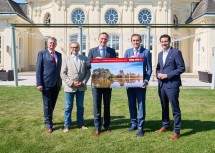 Wirtschaftslandesrat Jochen Danninger (3.v.l.), Wirtschaftsstadtrat Peter Hanke (4.v.l) Bürgermeister David Berl (5.v.l.) und die Geschäftsführer Robert Dienst (2.v.l.) und Alois Schauer (1.v.l.)