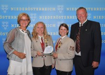 Andreas Maurer-Sonderpreis für den Musikverein Margarethen am Moos (Bezirk Bruck an der Leitha): Landeshauptfrau Johanna Mikl-Leitner, Karoline Pistelok, Obfrau Barbara Bogner und Direktor Peter Höckner, Landesobmann des NÖ Blasmusikverbandes (v.l.n.r.)