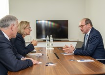 Arbeitsgespräch in Brüssel: Landesrat Martin Eichtinger und Landeshauptfrau Johanna Mikl-Leitner mit dem Vizepräsidenten des Europäischen Parlaments Othmar Karas.