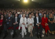 Landeshauptfrau Johanna Mikl-Leitner und Landesrätin Christiane Teschl-Hofmeister gemeinsam mit Bildungsdirektor Karl Fritthum unter den Lehrerinnen und Lehrern.