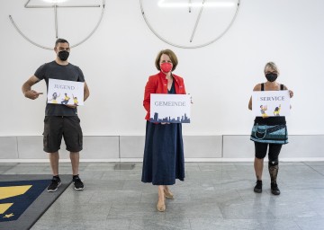 Von links nach rechts: Stefan Kuback (Jugend:Gemeinde:Service NÖ), Jugend-Landesrätin Christiane Teschl-Hofmeister und Elke Indinger (Jugend:Gemeinde:Service NÖ)