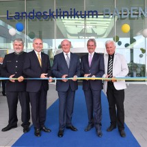 Vor dem Neubau des Landesklinikums Baden: Dr. Robert Griessner, Medizinischer Geschäftsführer der NÖ Landeskliniken-Holding, Ärztliche Direktor Prim. Univ. Doz. Dr. Johann Pidlich, Landeshauptmann Dr. Erwin Pröll, Landesrat Mag. Karl Wilfing und Bürgermeister KR Kurt Staska. (v.l.n.r.)