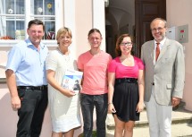 Bürgermeister Johann Bachinger (1.v.l.), Landesrätin Mag. Barbara Schwarz (2.v.l.) und Prim. Priv.-Doz. Dr. Johannes Fellinger (rechts) mit zwei Bewohnern der Lebenswelt Wallsee (Mitte).