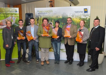 Im Bild von links nach rechts: Tourismus-Landesrätin Dr. Petra Bohuslav, Philipp Parbus (Wein4tler Bauerngarten), Peter Pichler (Molzbachhof Paradiesgart‘l), Maria Meyer-Nolz (Bibelreferat Diözese St. Pölten), DI Katrin Ehlert (ARCHE NOAH), Dipl.-Kfm. (FH) Josef Piller (Amethyst Welt Maissau), OStR Prof. Mag. Martine Hrubesch, MAS (HLF Tourismusschulen Krems), Reinhard Kittenberger (Kittenberger Erlebnisgärten)