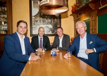 Abg. zum Nationalrat Lukas Brandweiner, Bundesminister Martin Kocher und Wirtschaftslandesrat Jochen Danninger, Geschäftsführer Karl Schwarz beim Besuch in der Privatbrauerei Zwettl