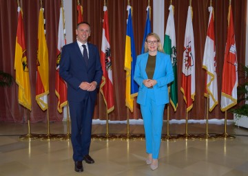 Bundesministerin Margarete Schramböck und Wirtschaftslandesrat Jochen Danninger bei der Konferenz in Tulln.