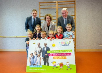 (v.l.) Bildungsstadtrat Philipp Gruber, Landesrätin Christiane Teschl-Hofmeister und Bürgermeister Klaus Schneeberger im Rahmen der Pressekonferenz zur blau-gelben Kinderbetreuungsoffensive mit einigen Kids aus dem Dr. Norbert Wittmann Kindergarten Wr. Neustadt.