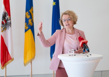 Landesrätin Christiane Teschl-Hofmeister zum blau-gelben Schulstartgeld 2023/24.
