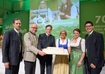 Kammerdirektor Franz Raab, LH-Stellvertreter Stephan Pernkopf, Landewirtschaftskammer-Präsident Johannes Schmuckenschlager, Landeshauptfrau Johanna Mikl-Leitner, LKNÖ-Vizepräsidentin Andrea Wagner und Vizepräsident Lorenz Mayr feierten den 100. Geburtstag der Landwirtschaftskammer NÖ (v.l.n.r.).
