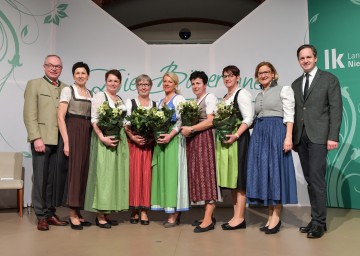 Landesbäuerinnentag 2020 auf Schloss Thalheim: LH-Stellvertreter Stephan Pernkopf, Bundesbäuerin Andrea Schwarzmann, die Landesbäuerin-Stellvertreterinnen Andrea Wagner (Waldviertel) und Annemarie Raser (Industrieviertel), Landesbäuerin Irene Neumann-Hartberger, ihre beiden weiteren Stellvertreterinnen Michaela Zuschmann (Weinviertel) und Eva Hagl-Lechner (Mostviertel), Landeshauptfrau Johanna Mikl-Leitner und Johannes Schmuckenschlager, Präsident der Landwirtschaftskammer Niederösterreich (v.l.n.r.).