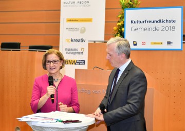 Auszeichnung der „Kulturfreundlichsten Gemeinden 2018“ im Landtagssaal in St. Pölten. Im Bild Landeshauptfrau Johanna Mikl-Leitner mit Martin Lammerhuber, Geschäftsführer der Kultur.Region.Niederösterreich. 