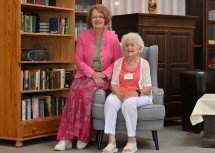 Landesrätin Christiane Teschl-Hofmeister mit der ehrenamtlichen Mitarbeiterin Elisabeth Rausch.