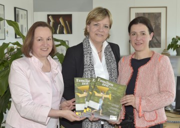 NÖ Kinder- und Jugendanwältin und Kolumnistin Mag. Gabriela Peterschofsky-Orange , Familien-Landesrätin Mag. Barbara Schwarz und Mag. Barbara Trettler, Geschäftsführerin der NÖ Familienland GmbH, mit der ersten Ausgabe des NÖ Familienmagazins „Familienzeit“. (v.l.n.r.)