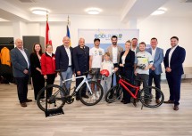 Ultra-Cyclist und „Race across America“-Sieger Philipp Kaider, Schüler Magnus und LH-Stellvertreter und Verkehrs-Landesrat Udo Landbauer (Mitte) mit den Partnern der Initiative „Radkids“.