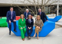 Bürgermeister Stefan Szirucsek (von links), Christiane Teschl-Hofmeister, Bildungsdirektor Johann Heuras, Bildungsminister Martin Polaschek, Landeshauptfrau Johanna Mikl-Leitner und Landtagsabgeordneter Christoph Kainz