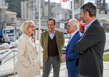 Beim Betriebsbesuch der Firma Baumit in Wopfing (v.l.n.r.) Landeshauptfrau Johanna Mikl-Leitner, Geschäftsführer Robert Schmid, Baumit Beteiligungen GmbH, Geschäftsführer Manfred Tisch, Baumit GmbH, und Eduard Artner, Leitung BauMinator / 3 D Beton Druck.